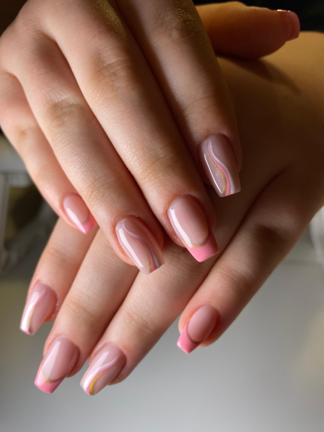 Swirl-Design mit French in Rosé und Gold