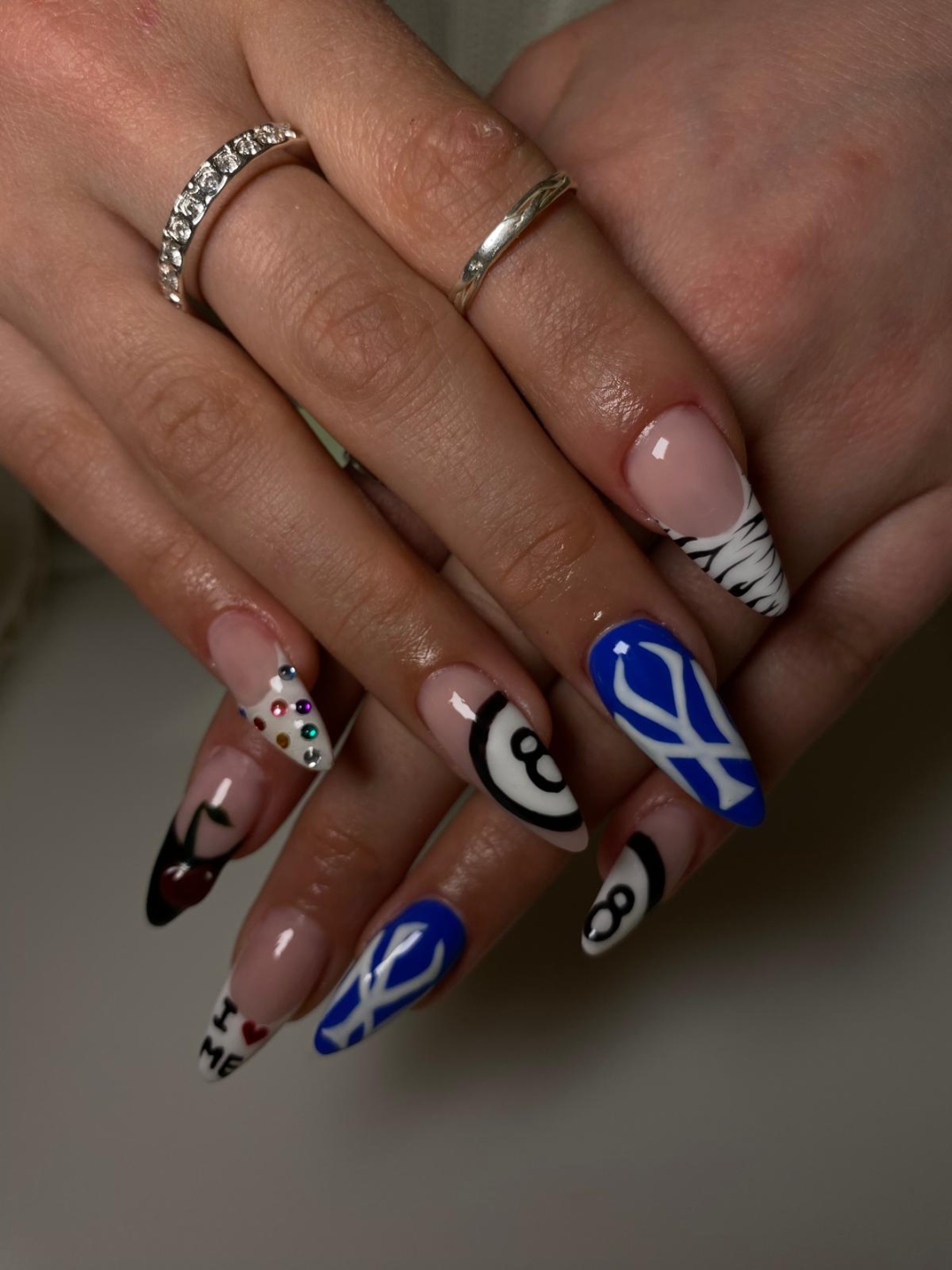 Auffälliges Y2K Design mit gelben Tips und pinken Blüten